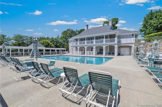 view of swimming pool featuring a patio