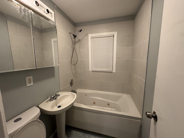 bathroom with tiled shower / bath and toilet