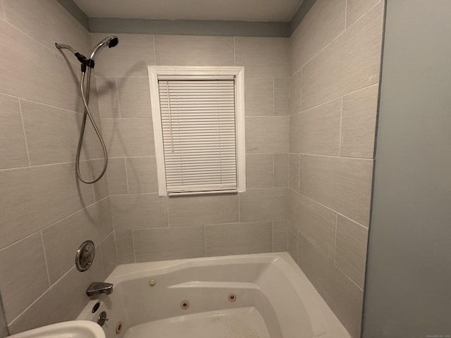 bathroom featuring tiled shower / bath