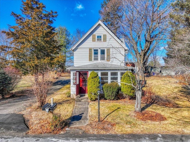 view of front of property with a front lawn