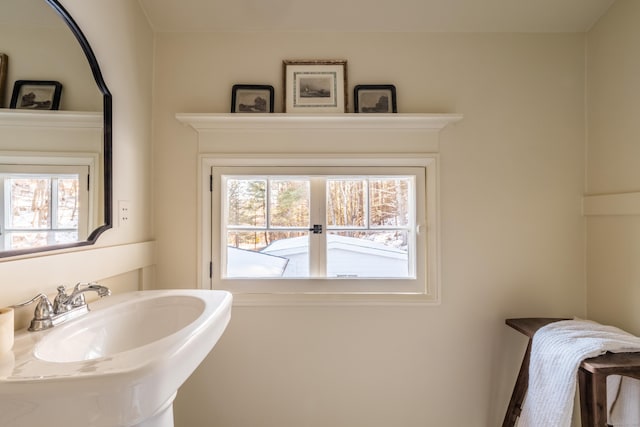 bathroom featuring sink