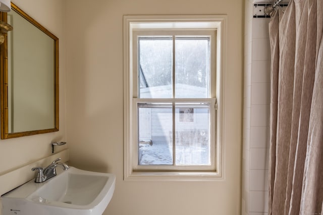 bathroom featuring sink