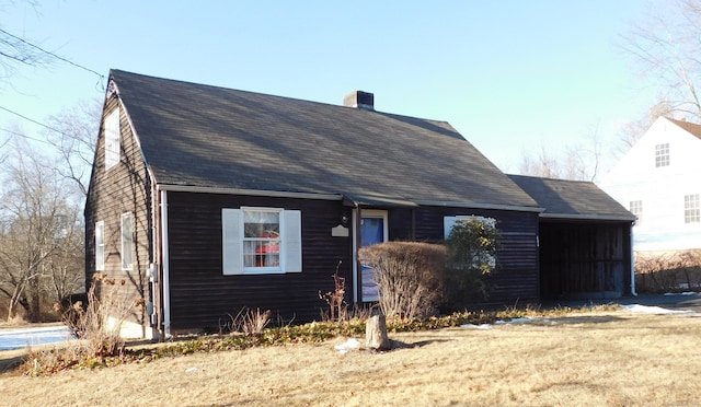 view of front of property with a front yard