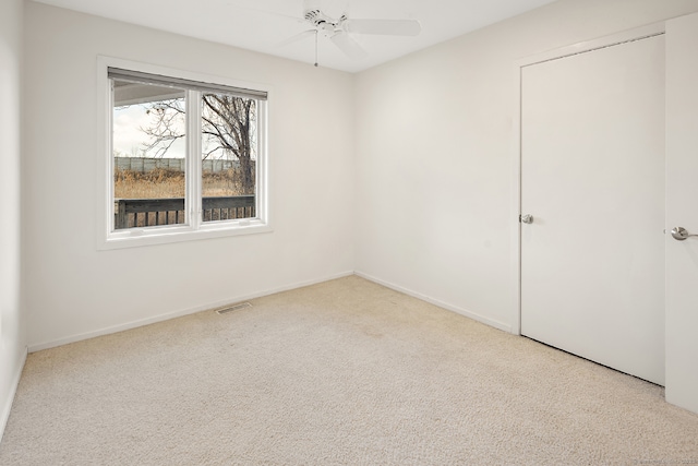 unfurnished room with light carpet and ceiling fan