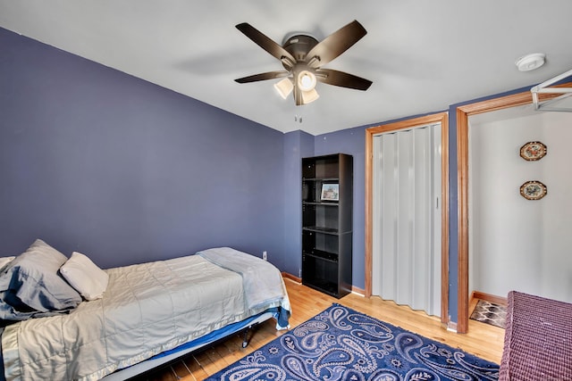 bedroom featuring light hardwood / wood-style floors, a closet, and ceiling fan