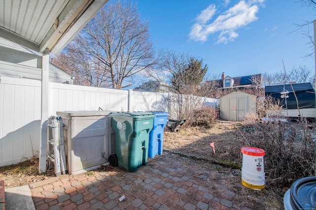 view of yard featuring a storage unit