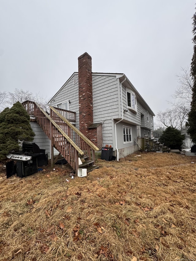 view of side of property featuring a yard