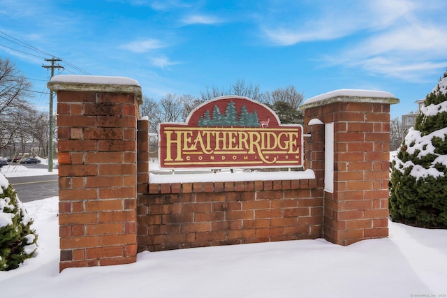 view of community / neighborhood sign