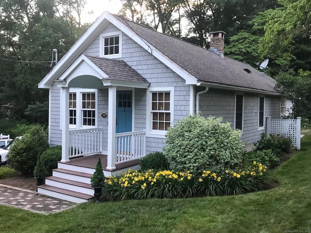 view of front facade featuring a front yard