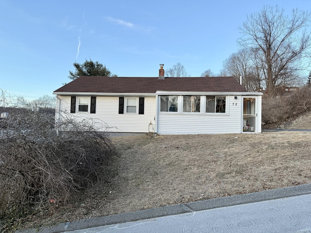 single story home with a front yard