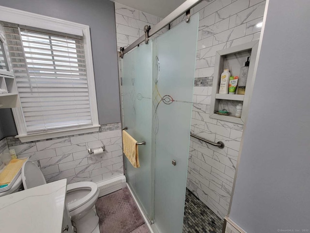 bathroom featuring tiled shower, toilet, and tile walls