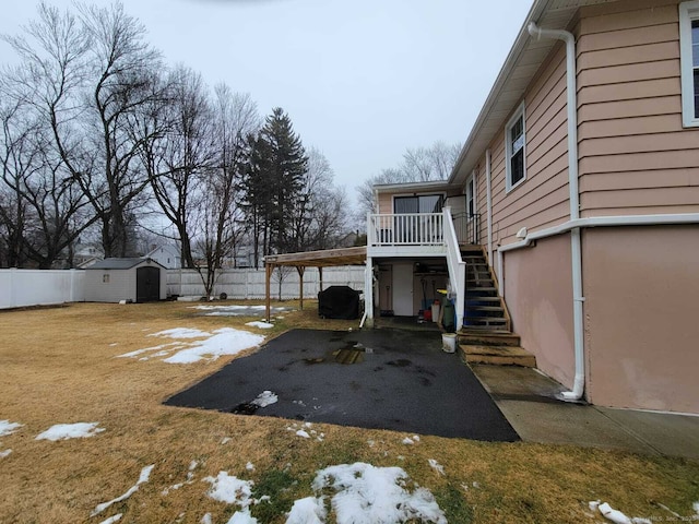 view of yard with a shed