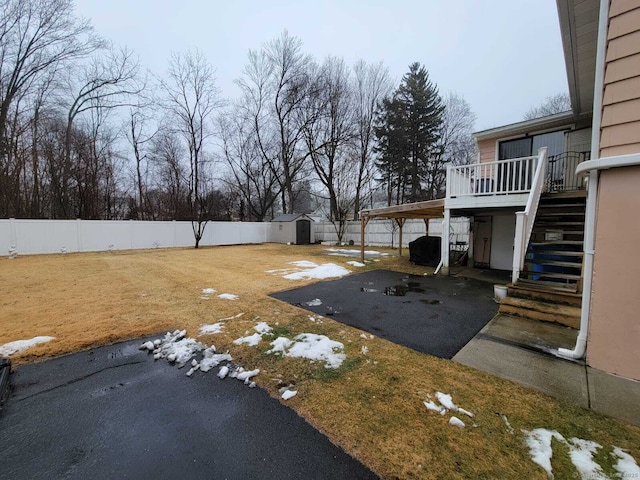 view of yard featuring a storage shed