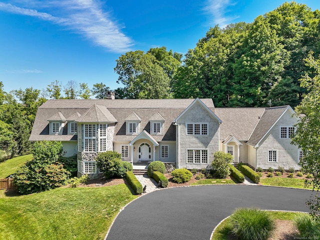 view of front of property with a front yard