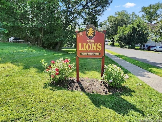 community sign featuring a yard