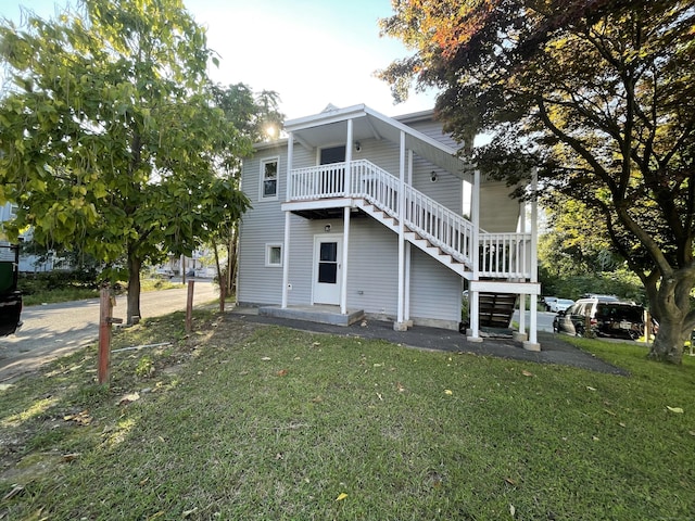 rear view of house featuring a lawn