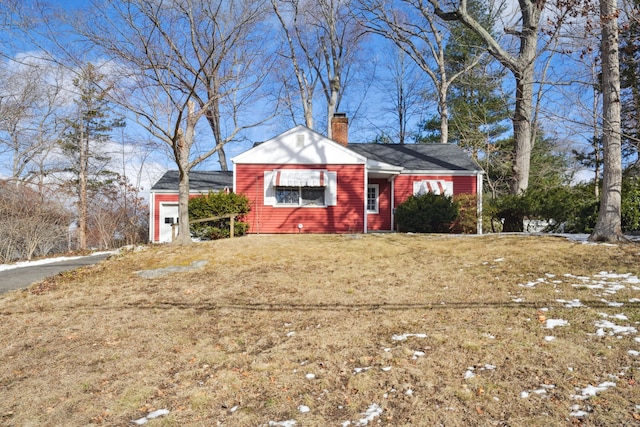 view of front of property with a front lawn