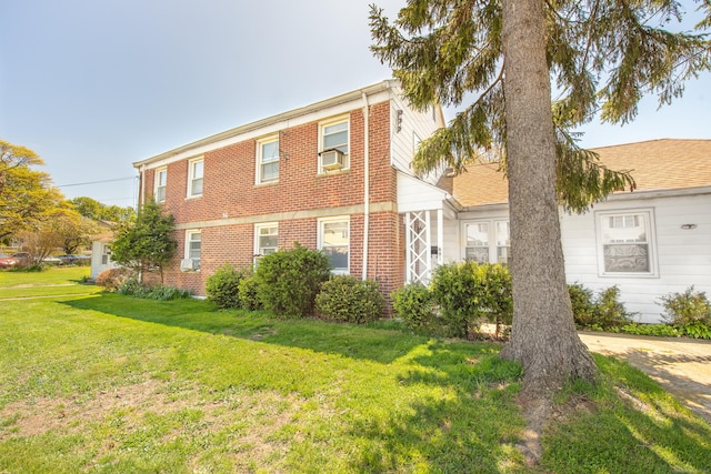 view of front of home featuring cooling unit and a front lawn