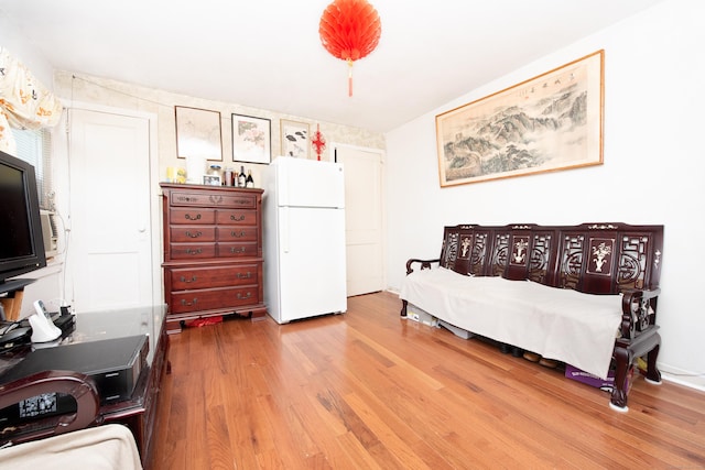 sitting room with light hardwood / wood-style floors