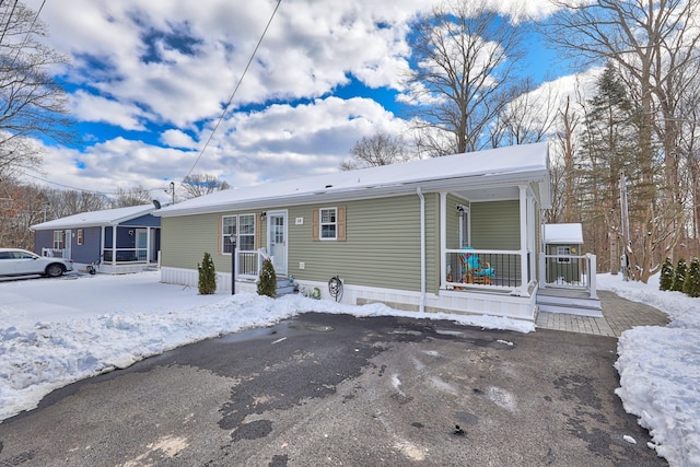 manufactured / mobile home featuring covered porch