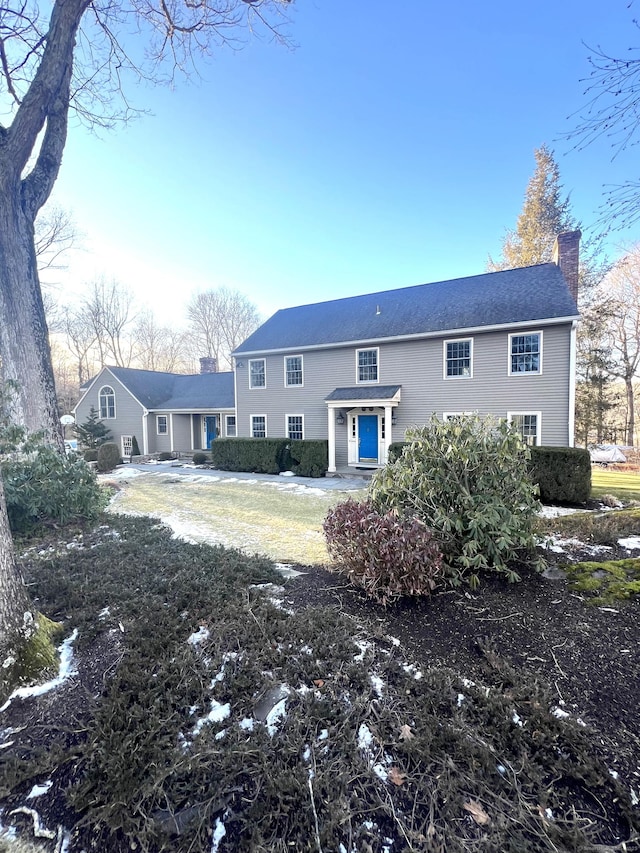 view of front of house featuring a front yard