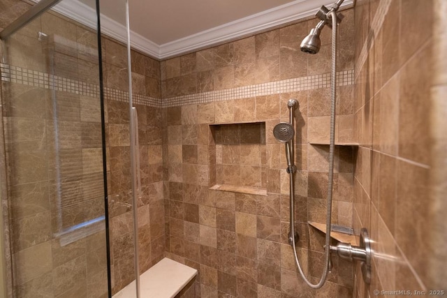 bathroom featuring crown molding and tiled shower