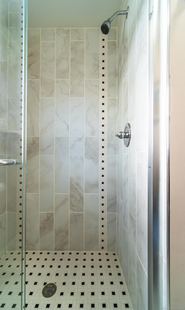 bathroom featuring tiled shower