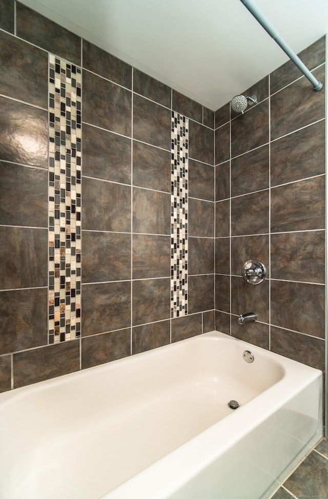 bathroom featuring tiled shower / bath combo