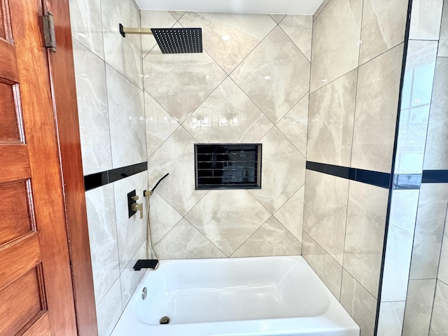 bathroom featuring tiled shower / bath