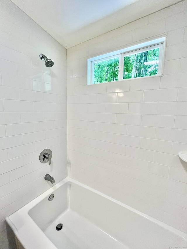 bathroom with tiled shower / bath combo