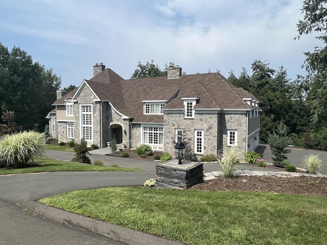 view of front of house featuring a front lawn and a garage