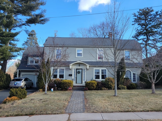 view of front of house featuring a front lawn