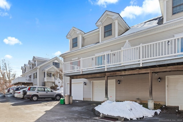 view of front facade featuring a garage