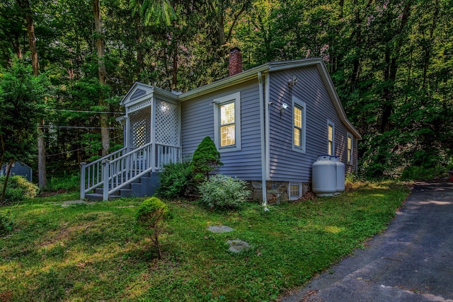 view of front of property featuring a chimney and a front yard