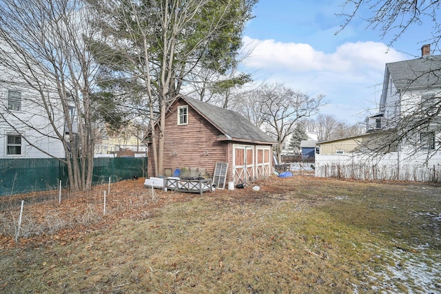 view of yard with a shed