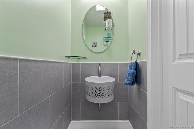 bathroom featuring tile walls