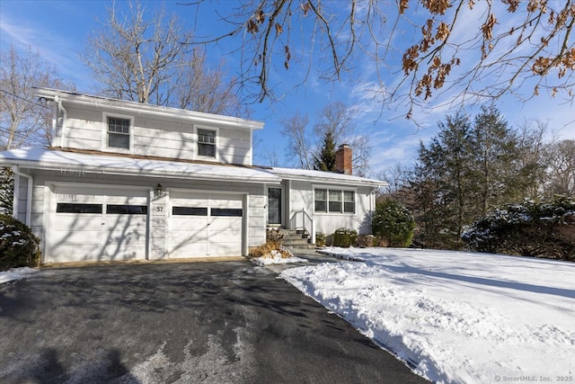 view of front property featuring a garage