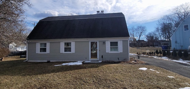 view of front of property featuring a front lawn