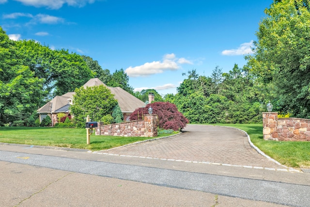 view of front of home featuring a front yard