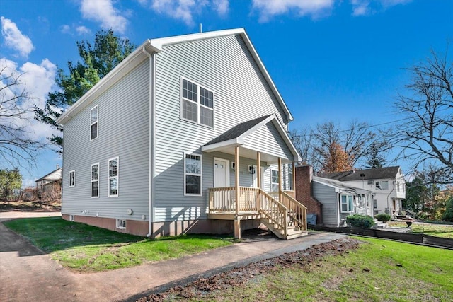 view of front of home with a front lawn