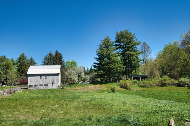 view of yard featuring an outbuilding