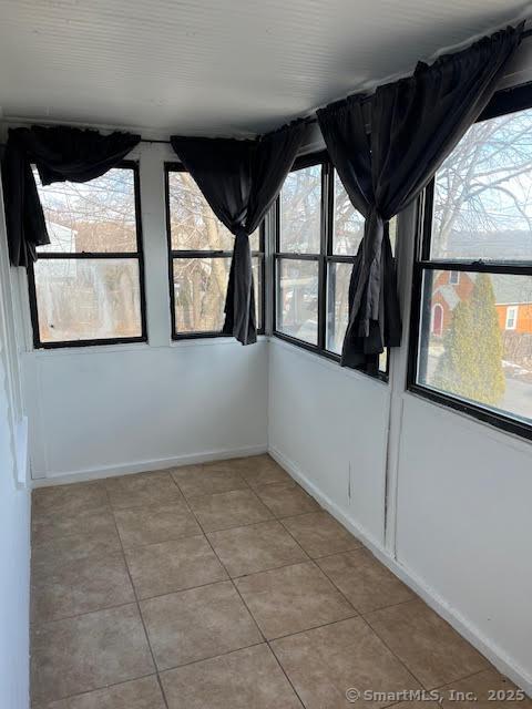 empty room featuring light tile patterned flooring