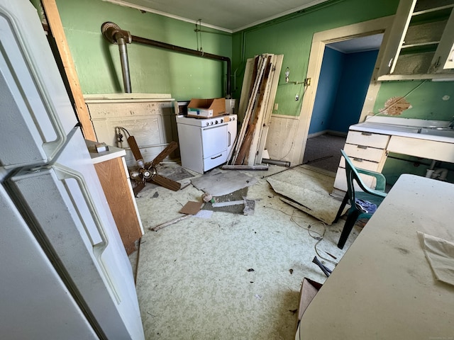 miscellaneous room featuring crown molding