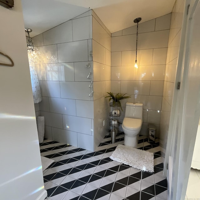 44 Brook St, Groton, CT 06340 - bathroom featuring tile walls, toilet, a tile shower, and lofted ceiling