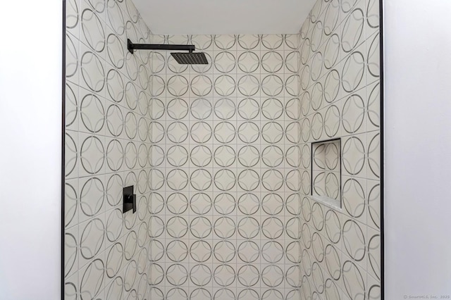 room details featuring tiled shower