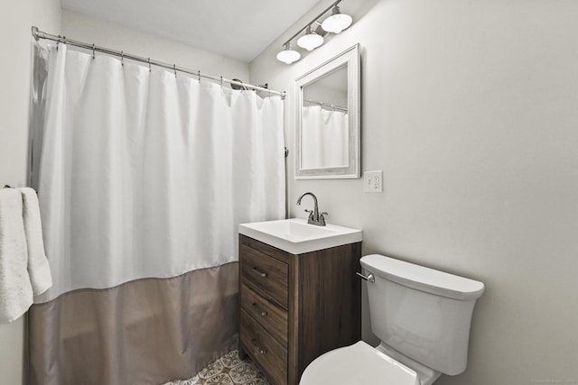 bathroom with a shower with curtain, vanity, and toilet