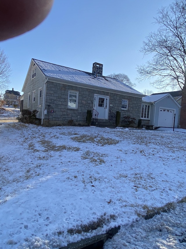 view of front facade featuring cooling unit and a garage