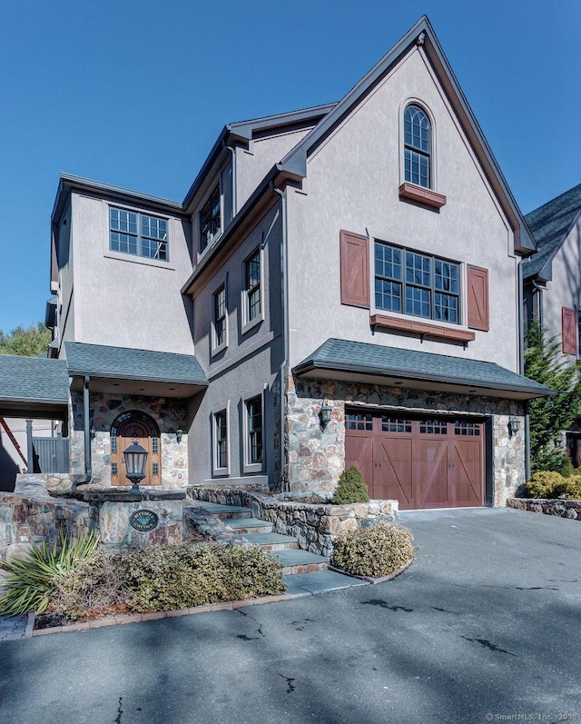 view of front facade featuring a garage