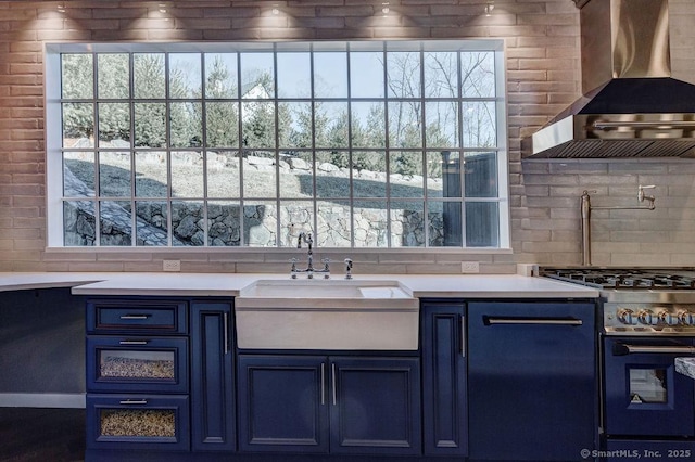 bathroom featuring sink and backsplash