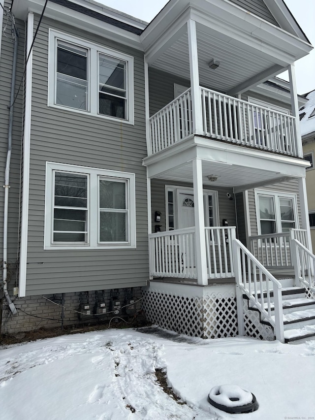 view of front of home featuring a porch and a balcony